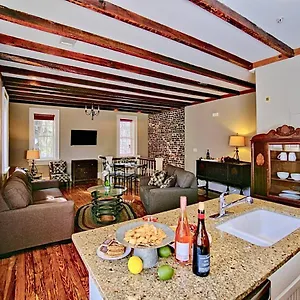 https://comfy-carriage-house-steps-from-the-river.top-hotels-in-savannah.com